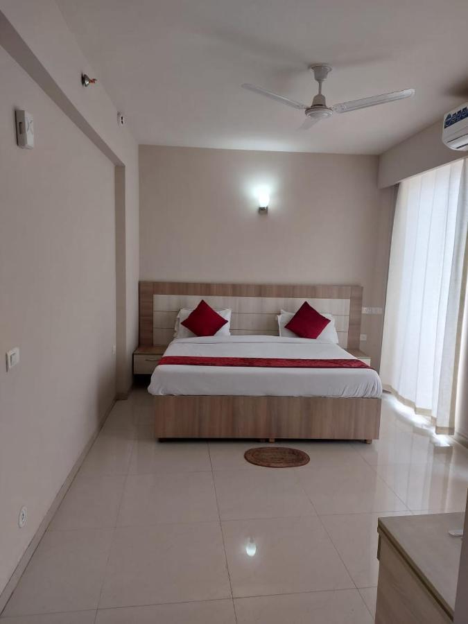 Dubey Homestay - 500 Meter From Temple วรินดาวัน ภายนอก รูปภาพ